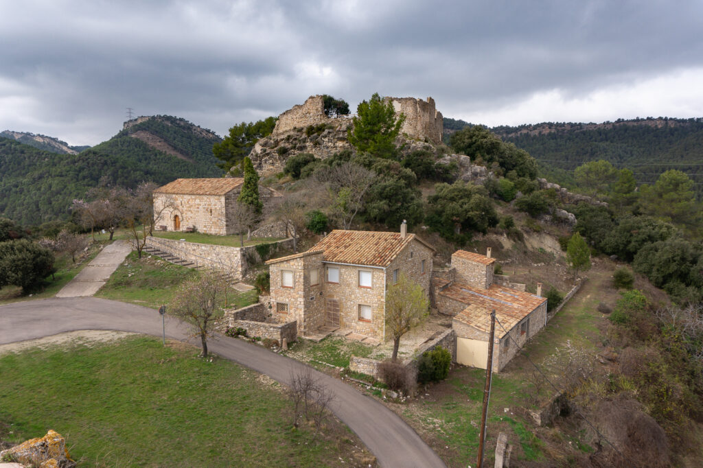 Castell de Miralles: zamek, kapliczka, zabudowania w pobliżu.