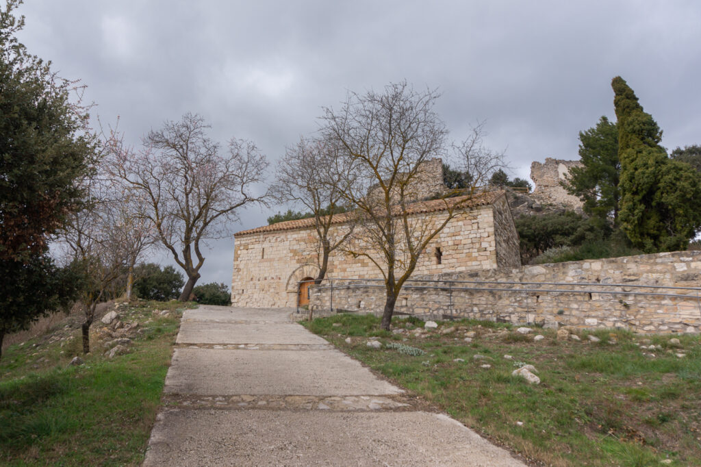 Castell de Miralles: Romańska kaplica Santa Maria.