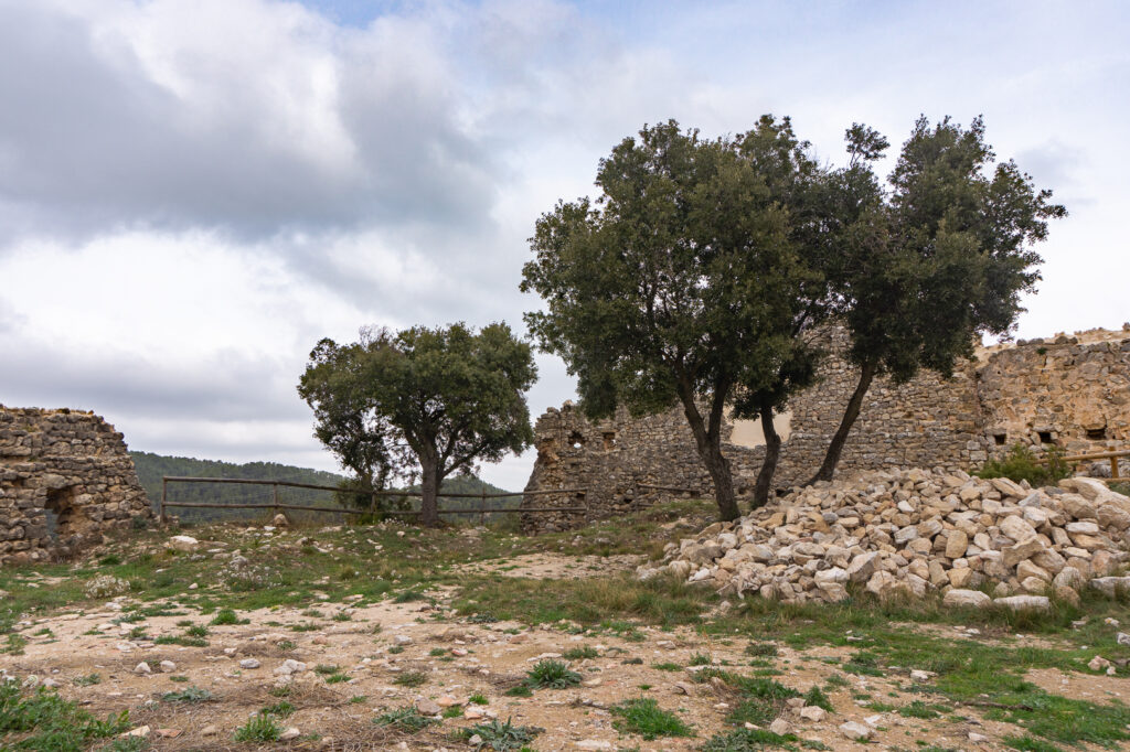 Ruiny zamku Castell de Miralles.