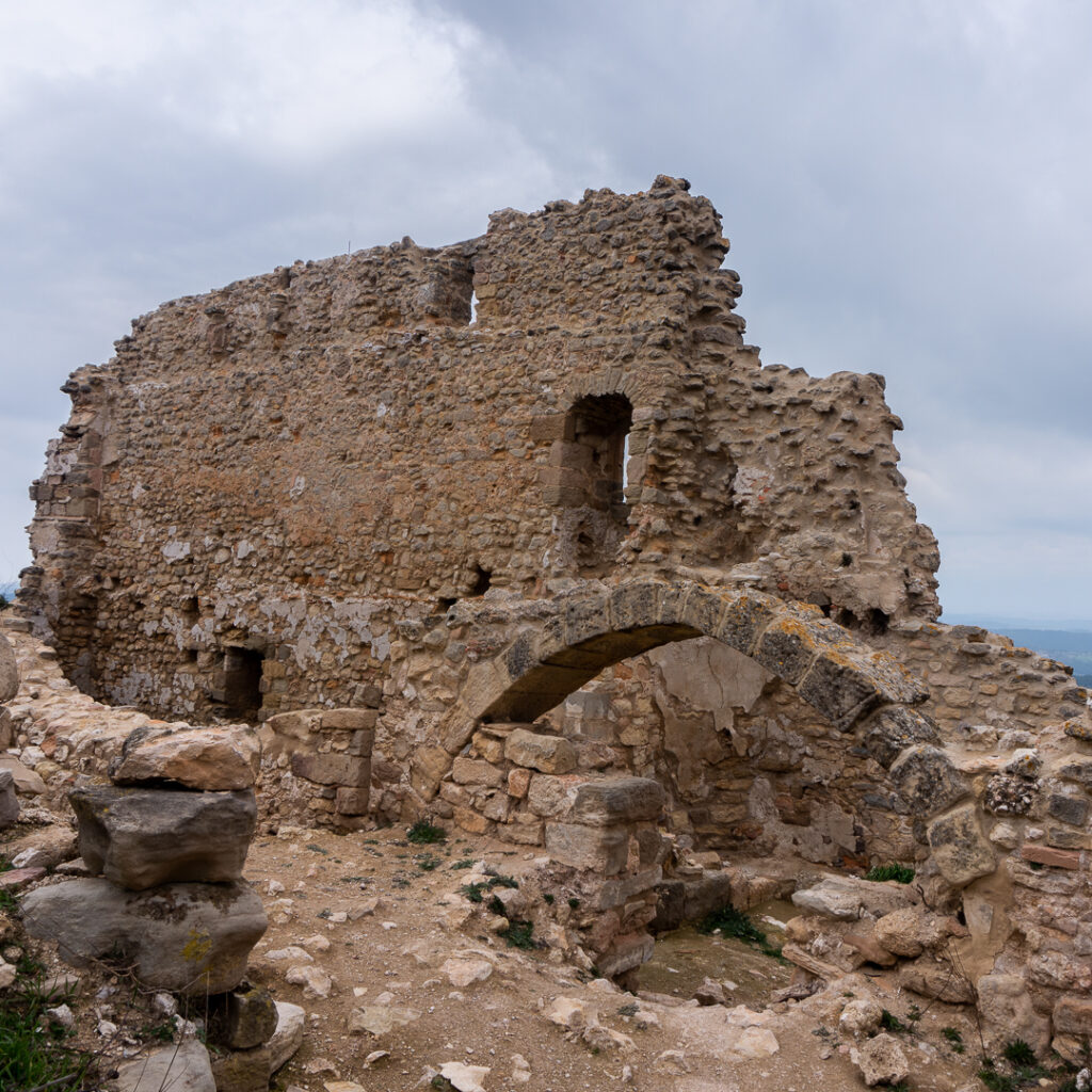 Wewnątrz ruin Castell de Queralt