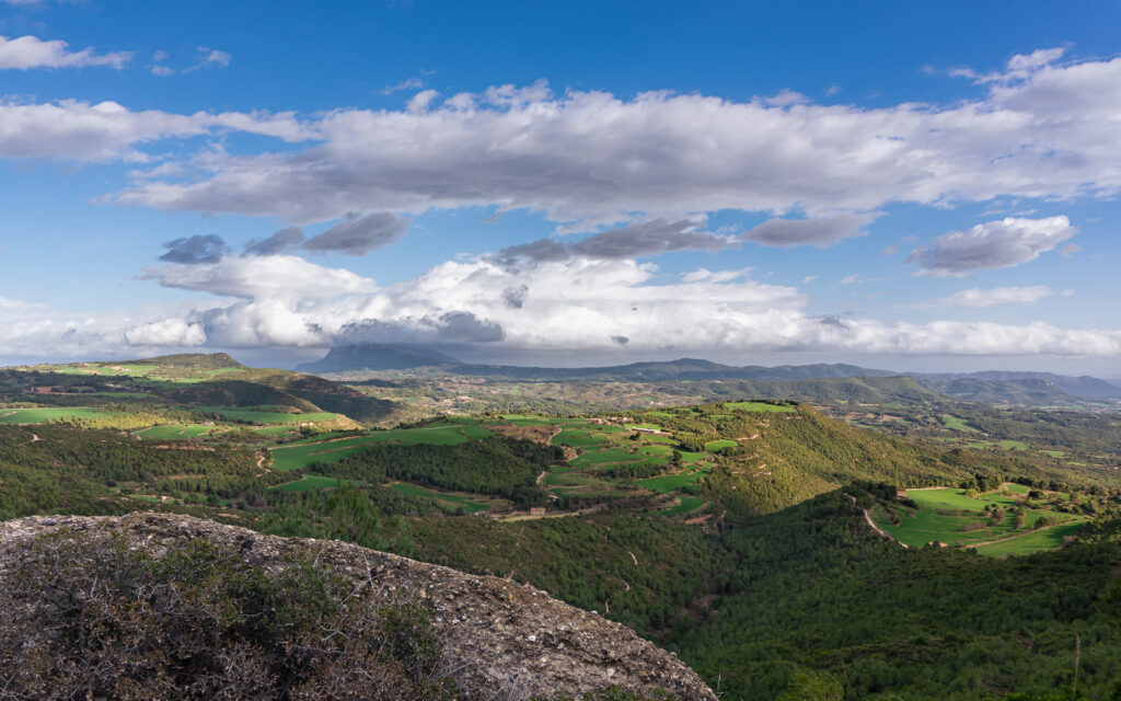 Widok z Serra de Rubió w kierunku Montserrat. Po drodze kolejne "schodki" warstw skalnych.